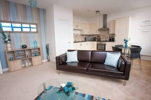 Centrally Located, Luxury One Bedroom Apartment in Swindon
