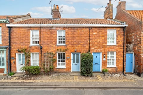 Petts Cottage, Burnham Market: A pretty terrace cottage