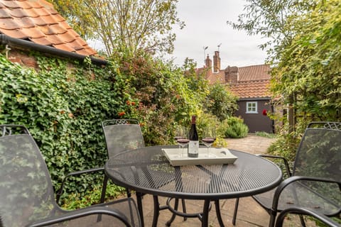 Petts Cottage, Burnham Market: The courtyard garden is quiet and sheltered