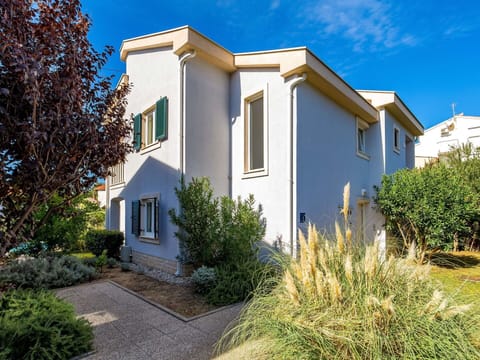 Home, Property, House, Residential Area, Real Estate, Building, Architecture, Neighbourhood, Estate, Sky