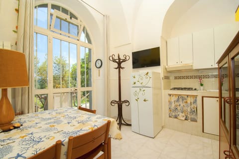 The fully equipped kitchen / dining area with TV.