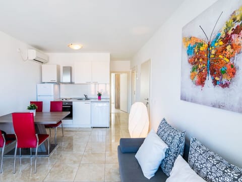 Room, Property, Interior Design, Furniture, Real Estate, Building, Living Room, House, Table, Floor