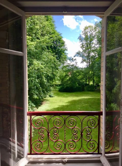 Southern point of vue on the wooded grounds