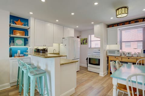 Bar and table seating for 7