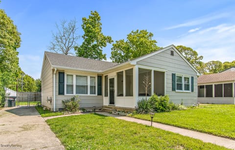 Bay side beach house -modern amenities!