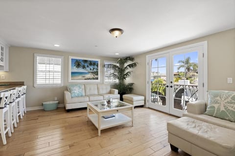 A taste of Aloha is splashed throughout this upper unit, with each room full of natural light, comfy-yet-stylish furnishings, and all the fixin's for a relaxing beach getaway.
                