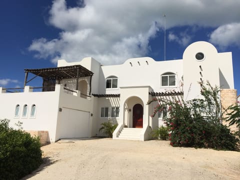 Las Trinitarias - view from the driveway