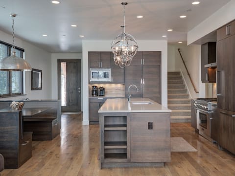 Silvertip 4 Silver Peaks, Kitchen, 1