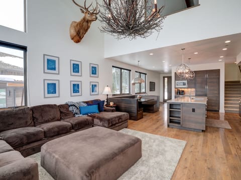 Silvertip 4 Silver Peaks, Dining, 1