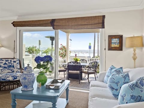 CASA 227 LIVING ROOM VIEWS OF BEACH AND BAY