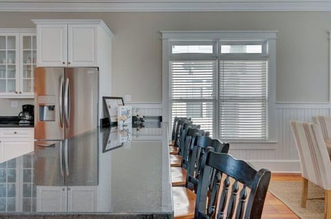 Kitchen Bar with bar stools