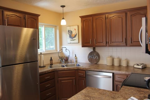 Kitchen area (Main level) - new stainless appliances
