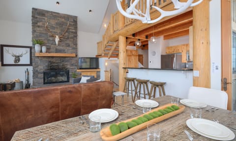 Mountain Home 5 Derringer, Dining, 1