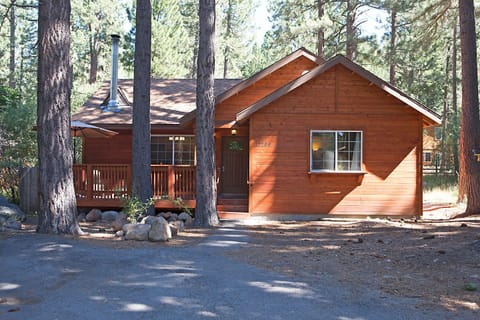 #DONNERBLISS 3 bdrm, 2 bath cabin, pet-friendly + hot tub, fire pit, wood stove