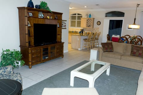 Large Screen TV and kitchen peninsula seating 