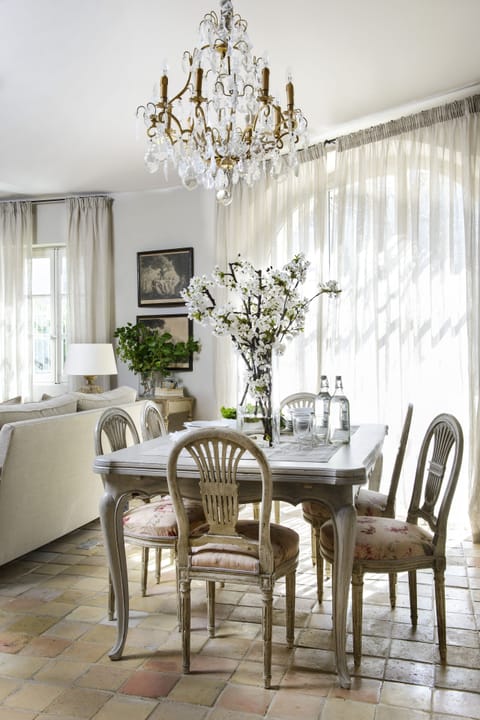 The sitting and dining area...