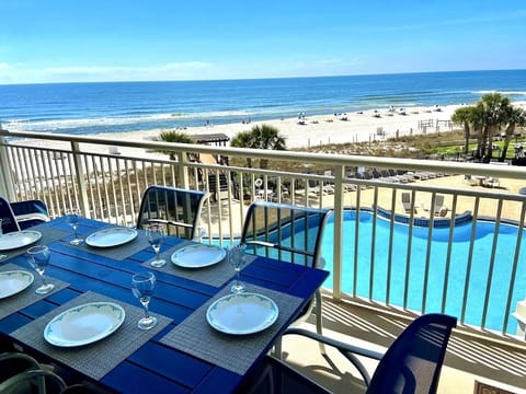 Balcony: Amazing Views!Table for 6, 2 Lounge Chairs. Beach Towels Included!