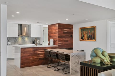 Inn On The Beach 1307 by FVC - Dining and Kitchen