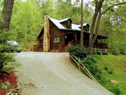 Lazy Bear's Den Smoky Mountain Cabin