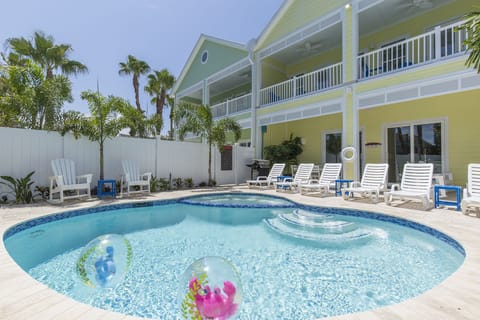 Private heated pool and hot tub is your own island oasis!