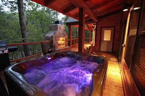 Deck with Hot-Tub & Fireplace