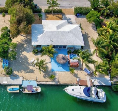 Enjoy space and privacy at our deep water, canal home in the heart of Marathon