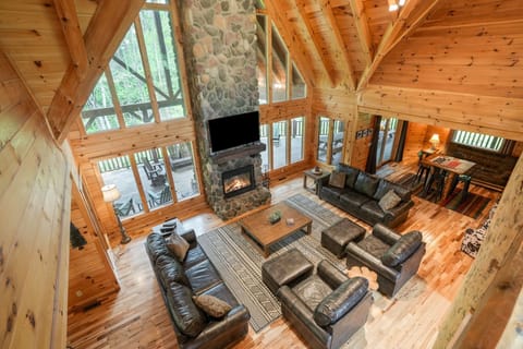 River Rock Luxury Lodge in the heart of Hocking Hills