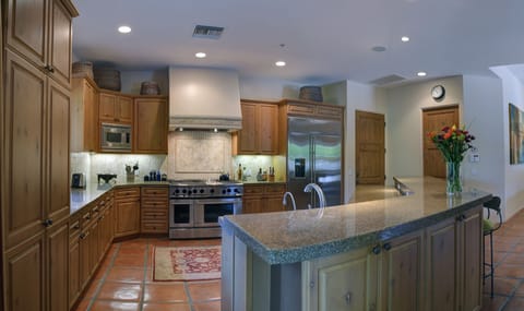 Gourmet stainless steel and granite kitchen for your inner Chef 
Gordon Ramsey