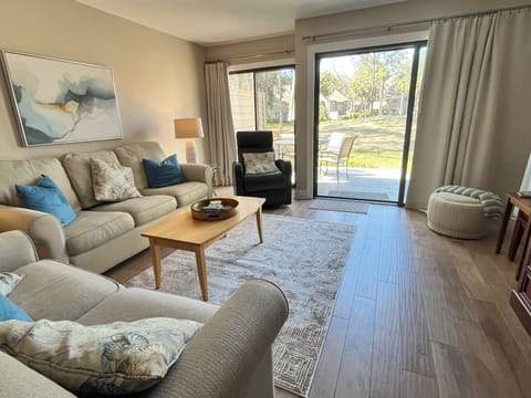 Family Room with view of #6 Galleon golf hole. 