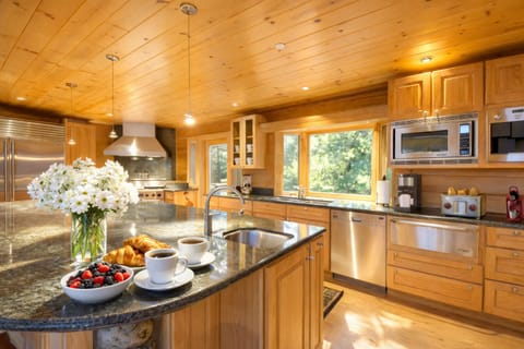 Wake up to breakfast at the lake