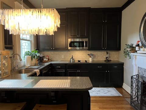 Kitchen with serving bar