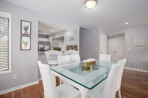 Dining area, seats 6