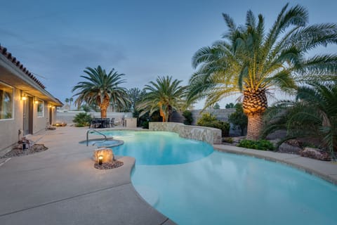Your private Vegas resort – pool, spa, wet deck for the kids!