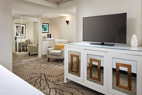 Executive Room, 1 King Bed | Premium bedding, down comforters, pillowtop beds, in-room safe