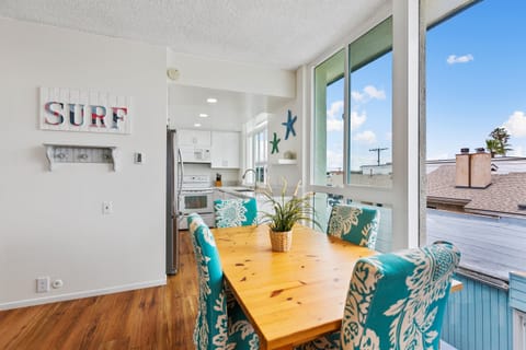 Bayfront North Dining Area & Newly renovated Kitchen (Dining table and chairs have been replaced and now seats 6)