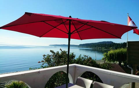 Enjoy an evening meal with the sea 