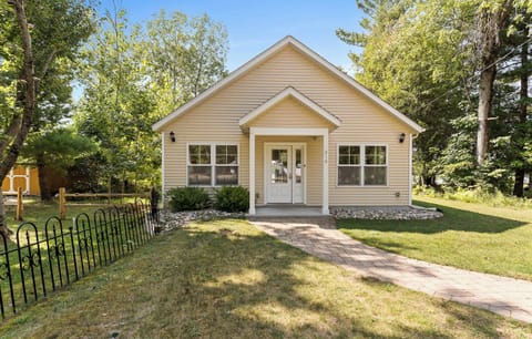 Path to the main entrance at the road side of Sunset Shores Lake House