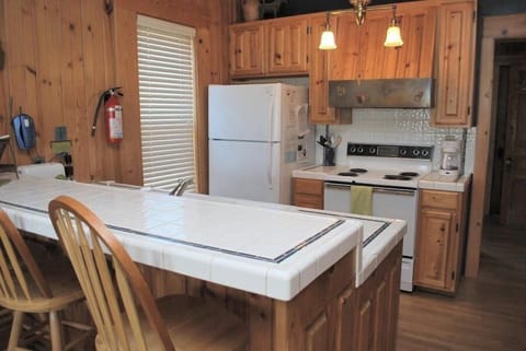 Kitchen w/breakfast bar
