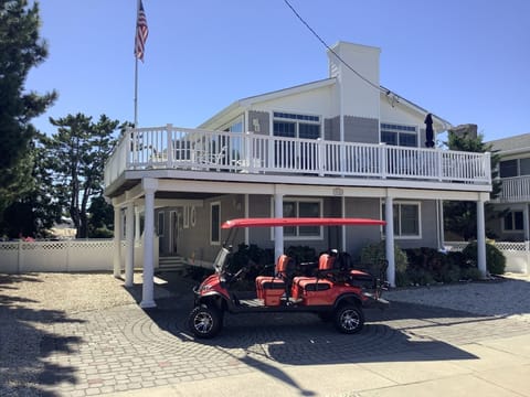 100 yards to beach. Huge pool & 14 person spa. 6 passenger golf cart included.