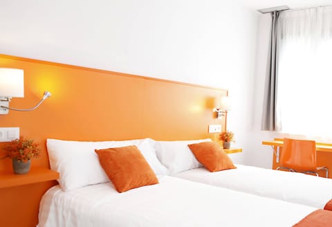 Standard Double Room, 2 Twin Beds | In-room safe, desk, soundproofing, free WiFi