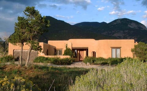 Casa Coyote  with  Unobstructed Taos Mountain Views Beyond