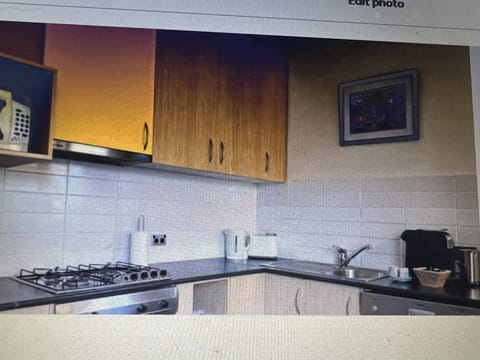 Fully equipped kitchen .
Gas stove , oven.
Large fridge/freezer
Microwave
