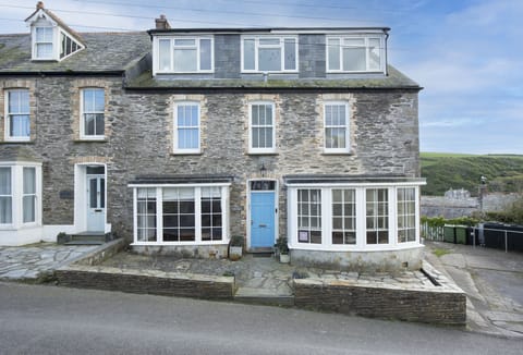 Trethoway, Port Isaac: A beautiful, double-fronted terrace house accommodating up to twelve guests