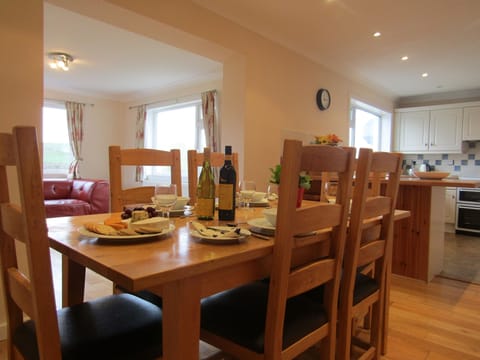 open plan kitchen/dining/sitting area