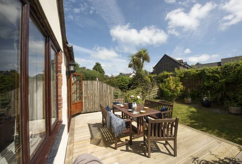 Keepers Cottage, Polzeath: Enjoy alfresco dining in the Cornish sunshine
