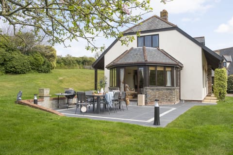 April Cottage, Polzeath. Setting the stage for delightful al-fresco dining