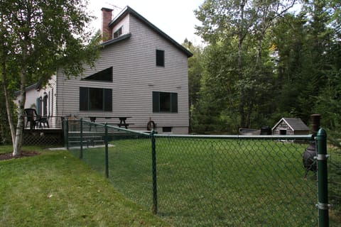 Side lawn is fenced in.  Great for pets!