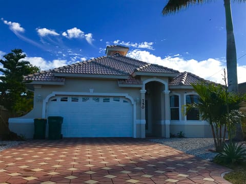 Front of the house. Welcome to vacation!