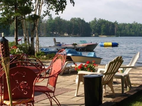 Gorgeous patio/beach w/ boats and dock, (no trampoline-new swim raft!)