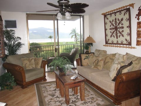 Island Style living room with ocean view!